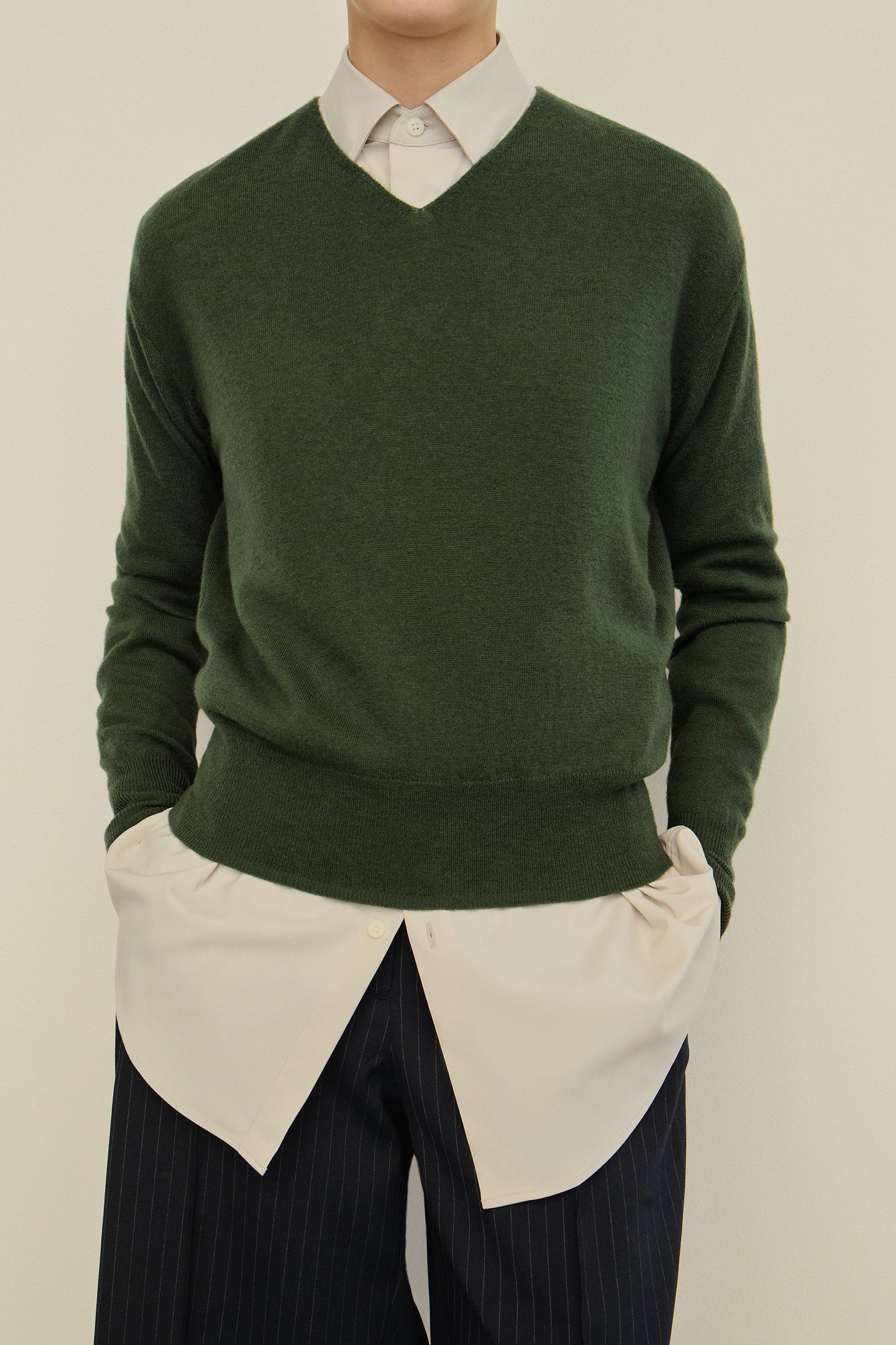 100% EXTRA-SOFT WOOL V-NECK JUMPER